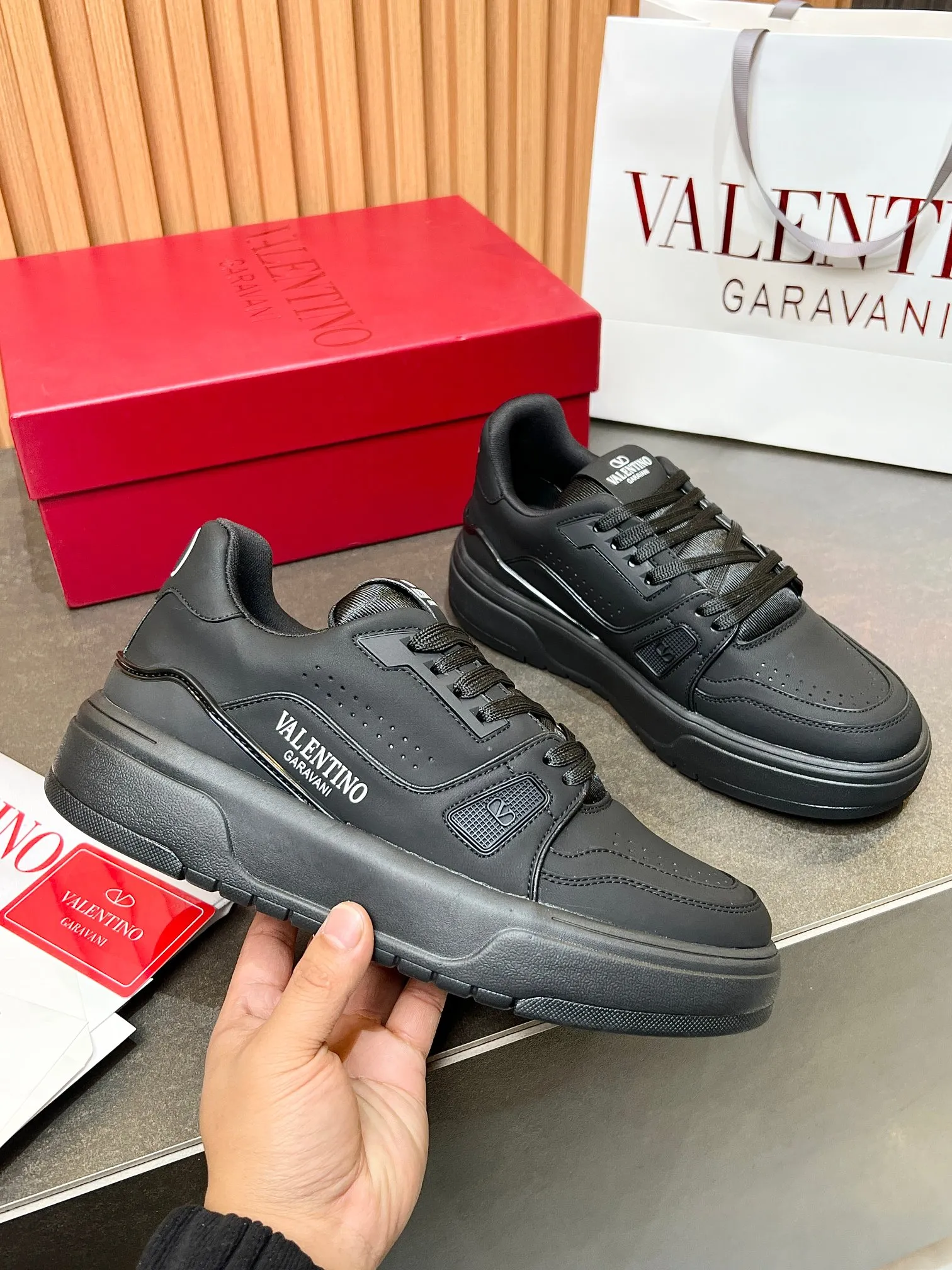 👟👟Ex-factory price 680👟👟 𝑽𝒂𝒍𝒆𝒏𝒕𝒊𝒏𝒐Valentino 𝑶𝒏𝒆𝑺𝒕𝒖𝒅 Couple's sneaker series Valentino 2025 latest couple's sneakers same style for celebrities Hot sale. The original ZP was purchased and dismantled. Repeated printing and modification. Trying to restore the original version 1:1! Top luxury masterpiece, soft and comfortable, combining fashion and leisure, bringing excellent and elegant texture and excellent on-foot comfort. Top purchasing version upper: imported calfskin surface/original oil edge craftsmanship. Lining: water-dyed cowhide lining. Outsole: original development 𝐓𝐏𝐔 two-color combination outsole. Packaging: original configuration complete package. Code number: 34-44